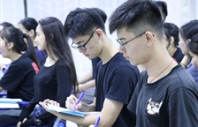认真记笔记的小哥哥